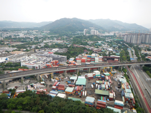 露天储存货柜。