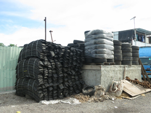 露天储存汽车零件。