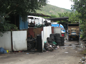 露天储存汽车零件/车辆维修。