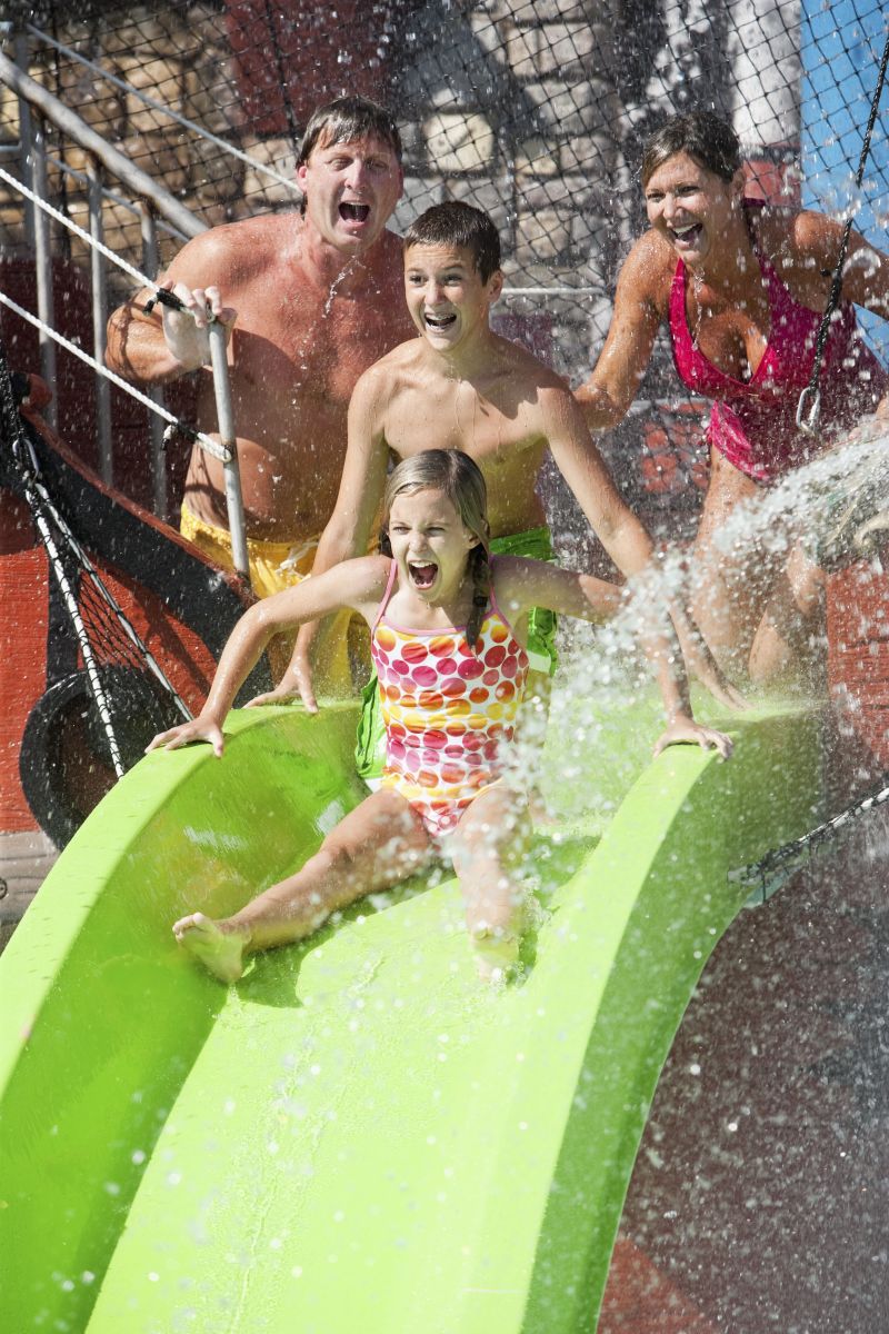 We propose constructing water recreation facilities such as a sunbathing area and a floating swimming pool.