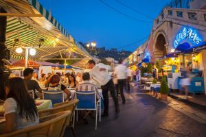 若果可以在海滨享用到具本地特色的菜肴，相信可以增加海滨对巿民和游人的吸引力。