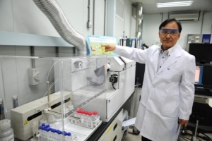 水务署总水务化验师陈健民讲解化验食水样本的过程。