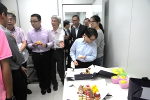 约两星期前，我到水务署沙田滤水厂内化验室，为近日一班经常需要「捱更抵夜」化验食水样办的同事打气。