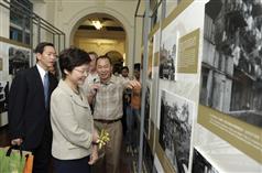 發展局局長林鄭月娥今日（九月十一日）參觀於荷李活道中區警署建築群舉行的「歲月築跡：舊建築歷史照片展」。