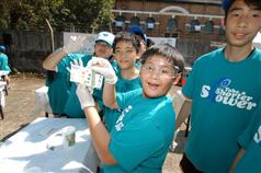 今日（九月十八日）水務古蹟宣布典禮的參與者還有培僑書院的中學生，他們為大潭水塘群的水質進行連串科學測試，以響應二○○九香港區世界水監測日。