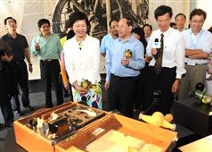 發展局局長林鄭月娥在大潭篤原水抽水站內參觀與香港供水歷史有關的展品。
