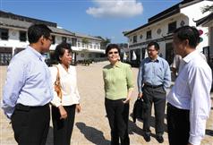 The Secretary for Development, Mrs Carrie Lam (centre), was briefed on the management and maintenance of the timber columns at Wisdom Path today (September 24).