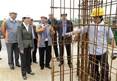 发展局局长在出席启动仪式后前往天水围第112区参观建造业议会新训练中心。图示发展局局长观看学员修读钢筋屈扎班的情况。