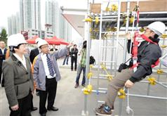 发展局局长在出席启动仪式后前往天水围第112区参观建造业议会新训练中心。图示发展局局长观看学员修读强制性基本安全训练课程的情况。