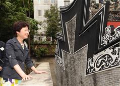 发展局局长林郑月娥视察鲁班先师庙经复修后的屋顶瓦片。 