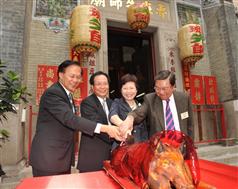 发展局局长林郑月娥今日（四月二十日）与发展局常任秘书长（工务）麦齐光（左一）、香港广悦堂荣誉会长何世柱（右）及主席刘泰华（左二），为鲁班先师庙主持复修工程竣工典礼。 