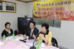The Secretary for Development, Mrs Carrie Lam, meets members of the Hong Kong Wong Tai Sin Industry and Commerce Association today (May 28) and exchanges views with them on Government initiatives to revitalise old industrial buildings. Next to Mrs Lam is President of the Association, Mr Yeung Chi-hung.