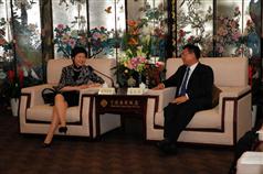 The Secretary for Development, Mrs Carrie Lam, meets the Mayor of Ningbo, Mao Guanglie, during her visit to Ningbo.