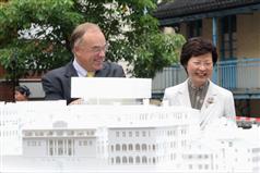 發展局局長林鄭月娥及保育建築師事務所Purcell Miller Tritton主席及高級首長Michael Morrison觀看中區警署建築群修訂設計模型。