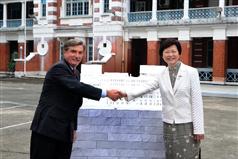 發展局局長林鄭月娥及香港賽馬會主席施文信今日（十月十一日）為中區警署建築群修訂設計模型揭幕。