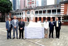 與林鄭月娥一起出席新聞發布會的講者及嘉賓包括許李嚴建築師事務有限公司董事許文博（左一）、赫佐格和德默隆公司「中區警署活化計劃」項目高級夥伴負責人Ascan Mergenthaler（左二）、香港賽馬會主席施文信（左三）、香港賽馬會董事利子厚（右二）及保育建築師事務所Purcell Miller Tritton主席及高級首長Michael Morrison（右一）。