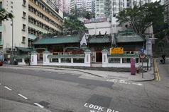 位于上环的文武庙根据《古物及古迹条例》列为法定古迹。文武庙属典型传统中式民间建筑，饰有精致的陶塑、花岗石雕、木雕、灰塑和壁画，尽显精湛的传统工艺技术。