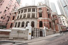 位于中区的甘棠第根据《古物及古迹条例》列为法定古迹。甘棠第属爱德华时期的古典建筑风格。墙身由红砖筑砌而成，门窗四周饰有花岗石，露台建有精巧的铁制栏杆。