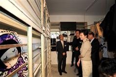 林郑月娥参观「原创坊」内的模拟时装设计工作坊。