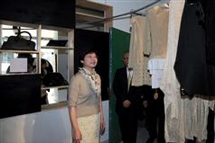 林郑月娥参观「原创坊」内的模拟时装设计工作坊。