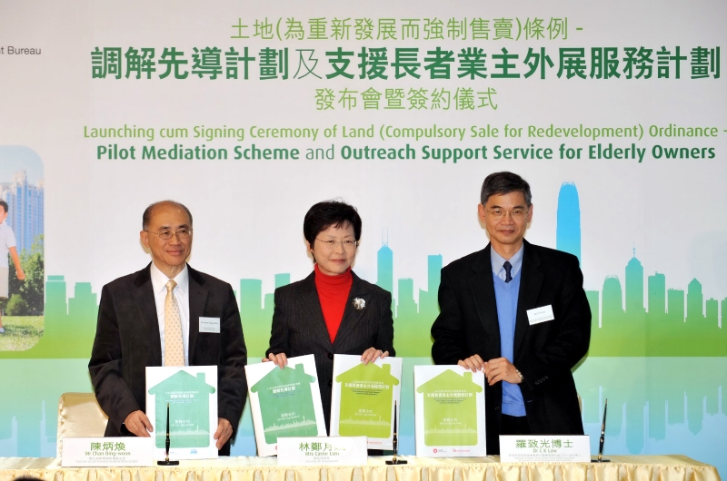 The Secretary for Development, Mrs Carrie Lam, signs the service agreements for the Pilot Mediation Scheme and the Pilot Scheme on Outreach Support Service for Elderly Owners today (January 27) with the Chairman of the Joint Mediation Helpline Office Limited, Mr Chan Bing-woon, and the Honorary Treasurer cum Convener, Service Development Sub-Committee of the Senior Citizen Home Safety Association, Dr Law Chi-kwong.
