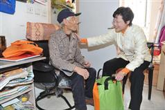 Secretary for Development celebrates Chinese New Year with singleton elders and welfare service users