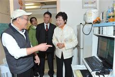 The Secretary for Development, Mrs Carrie Lam, and the Assistant Director of Social Welfare (Subventions), Mr Lam Ka-tai, visit a singleton elder at the Ancillary Facilities Block in Tsz Ching Estate.