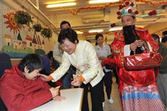The Secretary for Development, Mrs Carrie Lam, distributes lai sees to the service users of the Jockey Club Rehabilitation Complex of Tung Wah Group of Hospitals.
