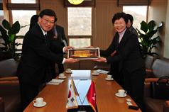 The Secretary for Development, Mrs Carrie Lam, meets South Korea's Deputy Minister for Construction and Water Resources Policy, Mr Chung Nae-Sam, in Seoul this morning (March 3) to exchange views on infrastructural developments and water resources policy. 