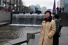 Mrs Lam visits Cheonggyecheon River in Seoul to learn about the Cheonggyecheon River restoration and urban renewal project.
