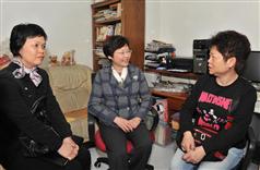 Mrs Lam (centre) meets an owner at the Bank Building in Kwai Chung to listen to her views and experiences regarding the renovation work under Operation Building Bright.
