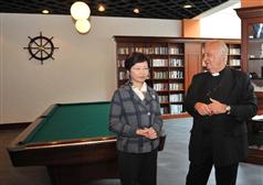 Mrs Lam visits the facilities provided at the Mariners' Club.