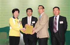Mrs Lam presents the Gold Award of Considerate Contractors Site Award for Public Works Sites-New Works. 
