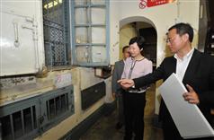 Mrs Lam learns about the historic and architectural features of the former Wan Chai Police Station and the relevant heritage conservation requirements. 