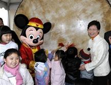 发展局局长林郑月娥于大埔林村新春许愿嘉年华活动中与小朋友和迪士尼卡通人物米奇老鼠敲击山西大鼓祈福。