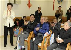 发展局局长林郑月娥与一班居住于慈正的长者新春团拜。