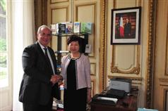 Mrs Lam meets the Minister for the City responsible for the Grand Paris project, Mr Maurice Leroy, to understand this visionary and large-scale urban planning project.