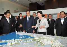 The Vice-Premier of the State Council, Mr Li Keqiang, is briefed by the Secretary for Development, Mrs Carrie Lam, on a model showing Hong Kong's infrastructure projects and town planning.