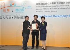 Mrs Lam presents an award to the first prize winner of the Professional Group in the design ideas competition. 