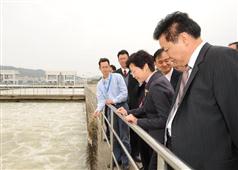 Mrs Lam visits the Shenzhen Reservoir, which receives Dongjiang water from a dedicated aqueduct.