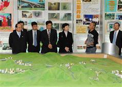 At the Dongshen Water Supply Improvement Works Exhibition Centre, Mrs Lam was briefed on the water improvement works undertaken by the Guangdong Authorities.