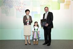 The Secretary for Development, Mrs Carrie Lam, presents souvenir to the Minister attending the Ninth Ministers' Forum on Infrastructure Development in the Asia-Pacific Region (December 16). 