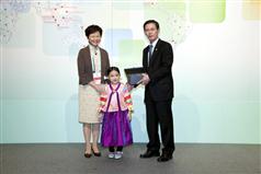 The Secretary for Development, Mrs Carrie Lam, presents souvenir to the Minister attending the Ninth Ministers' Forum on Infrastructure Development in the Asia-Pacific Region (December 16). 