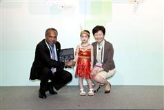 The Secretary for Development, Mrs Carrie Lam, presents souvenir to the Minister attending the Ninth Ministers' Forum on Infrastructure Development in the Asia-Pacific Region (December 16). 