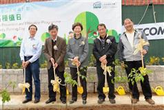 發展局局長林鄭月娥今日（三月三日）在東涌主持長遠防治山泥傾瀉計劃社區種植日開展儀式。其他主禮嘉賓包括土木工程拓展署署長韓志強（左二）、土力工程處處長陳潤祥（左一）、離島區議會主席周玉堂（右二）及香港工程師學會岩土分部主席鍾國輝（右一）。