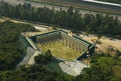 土力工程處為減低天然山坡山泥傾瀉風險而在東涌翔東路建造的泥石壩。