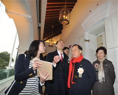 Mr Tsang and Mrs Lam receive a briefing on Tai O Heritage Hotel.