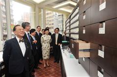 曾蔭權與林鄭月娥參觀雷生春堂。