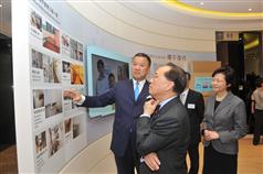 曾蔭權（中）、林鄭月娥（右）和張震遠（左）參觀「市建一站通」資源中心。