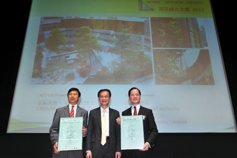 發展局常任秘書長（工務）韋志成（中）今日（五月八日）與《高空綠化大獎2012》金獎得主合照。